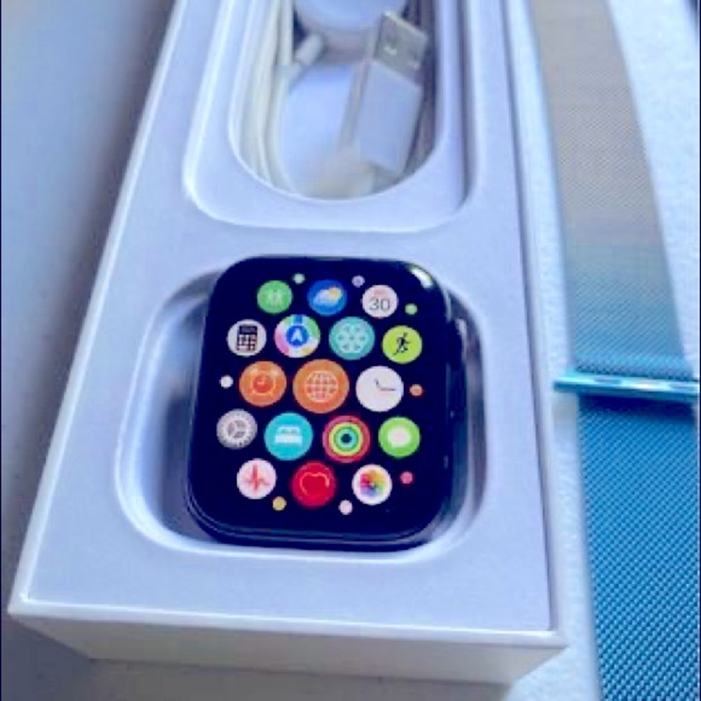 Apple Watch Series 5 44mm space grey comes w/blk band & blue ombré magnetic band